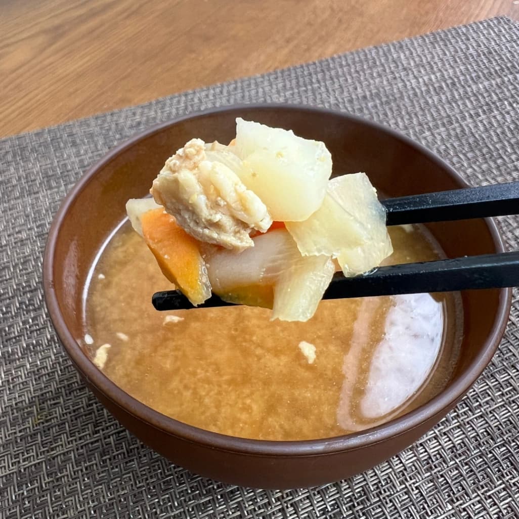 コストコの神州一味噌 とん汁20食 具材を箸で持ち上げた実食レビュー用画像
