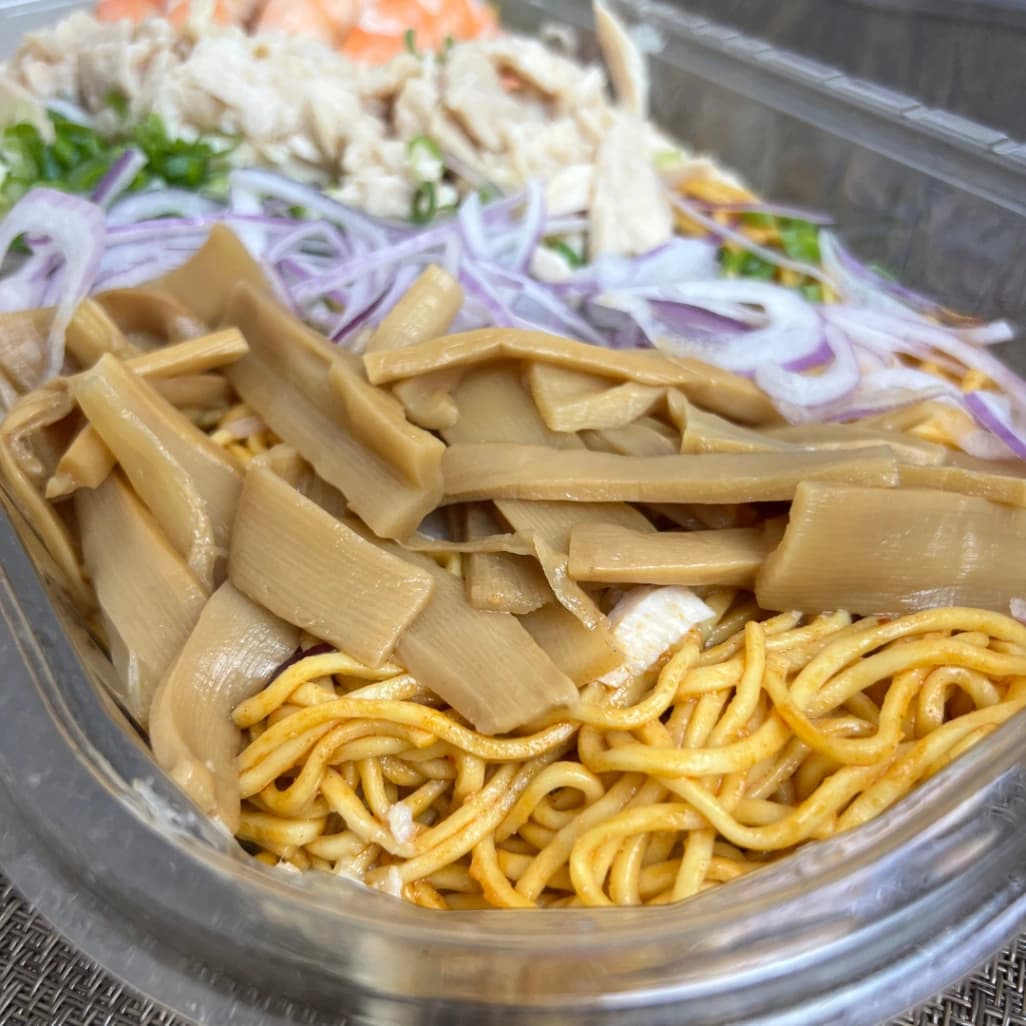 コストコ麻辣冷やし油そばのメンマと麺の近影