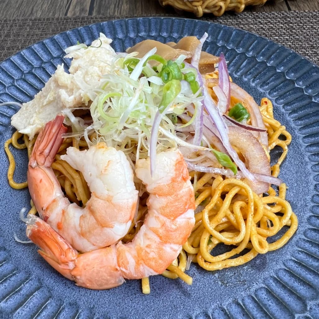 一人分をお皿に盛り付けたコストコ麻辣冷やし油そば