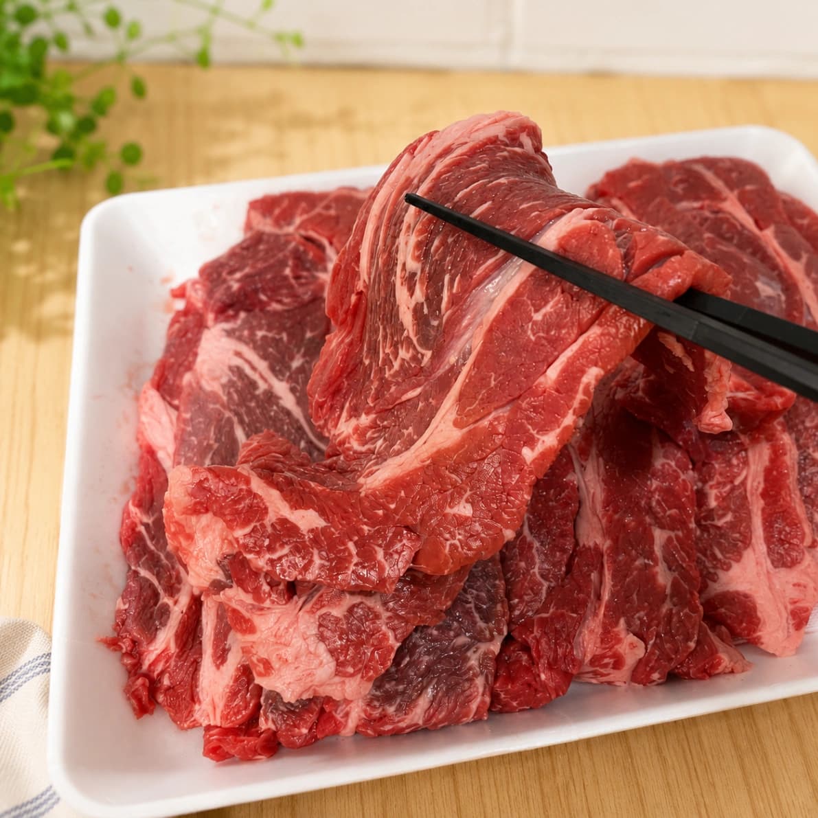 お箸で持ち上げた厚みがわかるアメリカ産 チルドビーフ プライム 肩ロース 焼肉