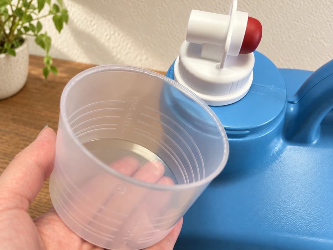 カークランド ウルトラフレッシュ柔軟剤の注ぎ口と付属の計量カップ