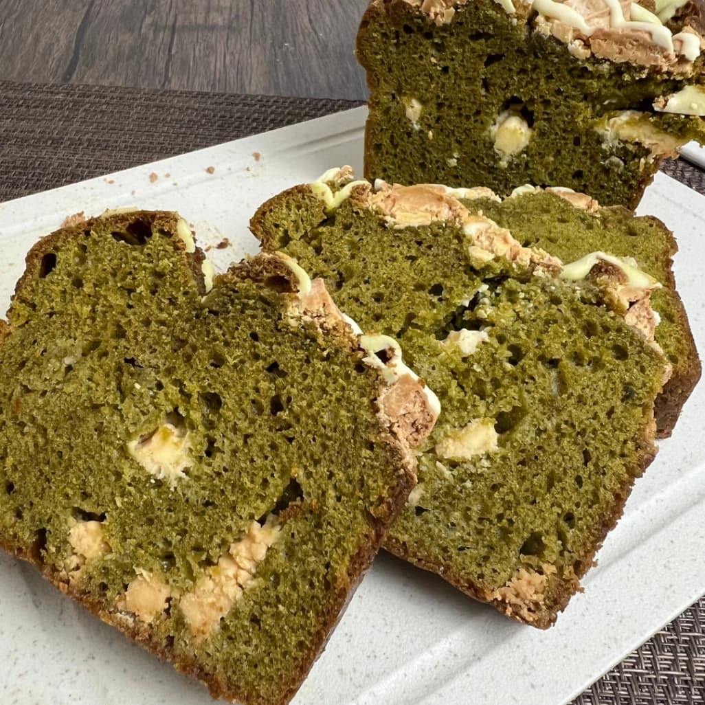 スライスしたコストコ抹茶ホワイトチョコローフ