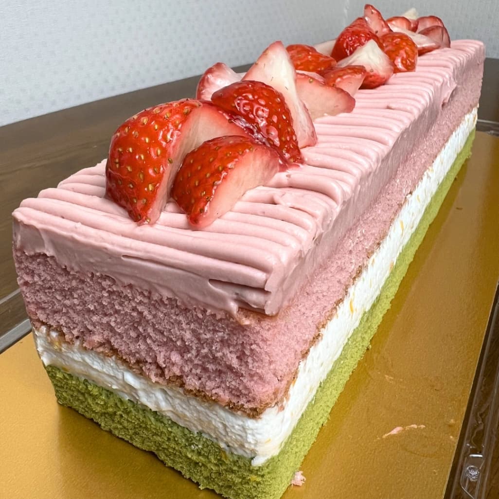 コストコのスプリングバーケーキを斜め前から撮影した写真。いちごと断面が見える