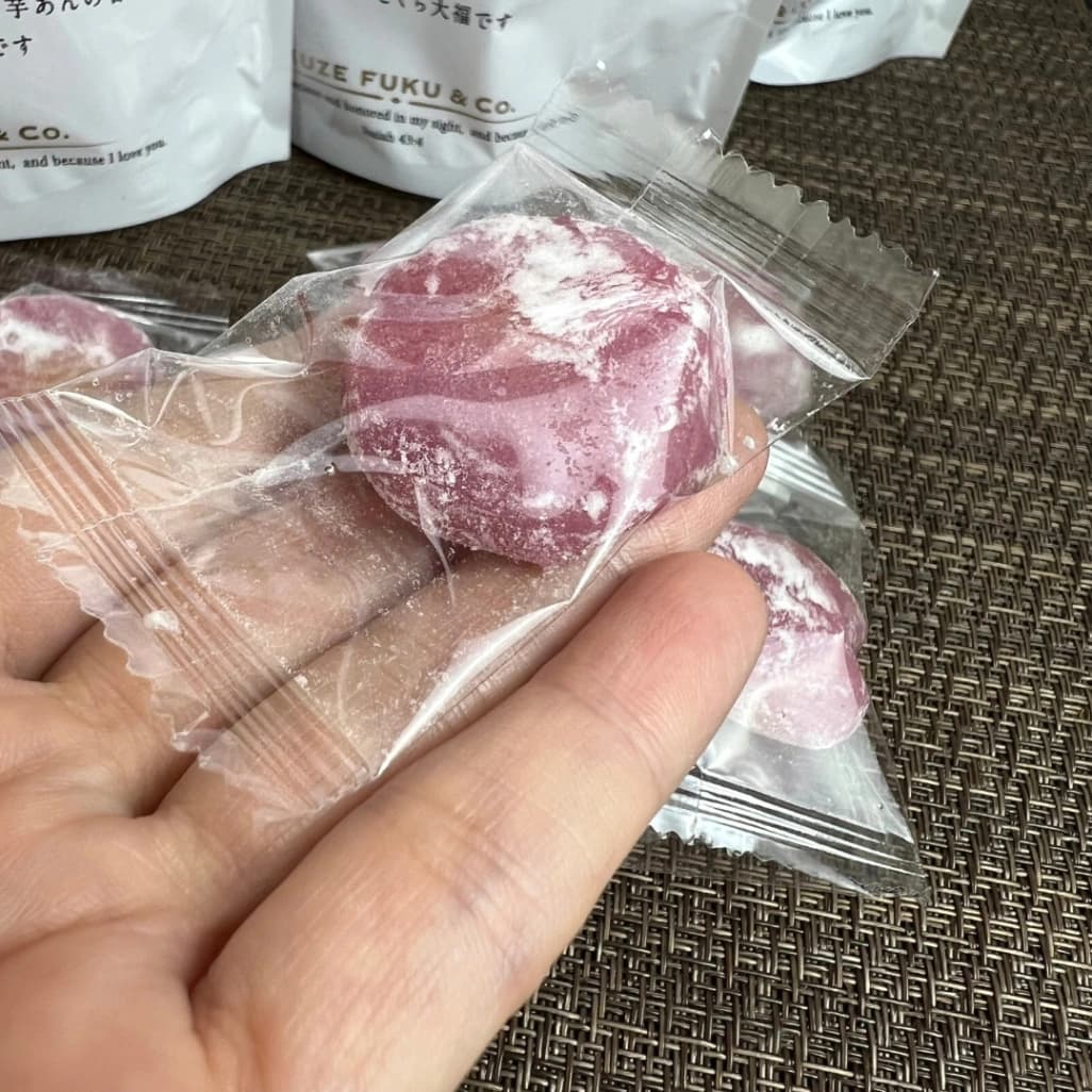 久世福「ひとくち大福 焼き芋」の大きさがわかる手に持った個包装の大福
