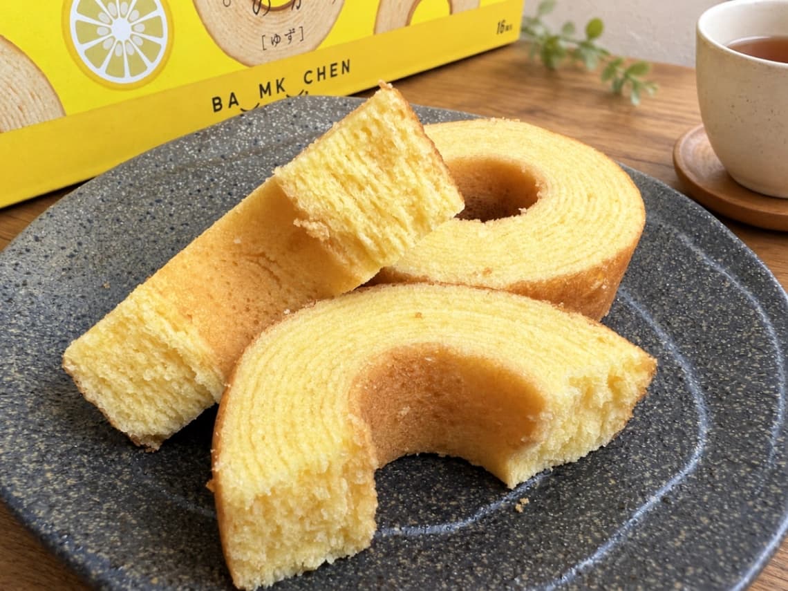 コストコ「おとなのばうむ。ゆず」の実食レビュー。カットした断面から、しっとりとした生地のきめ細かな層がわかる