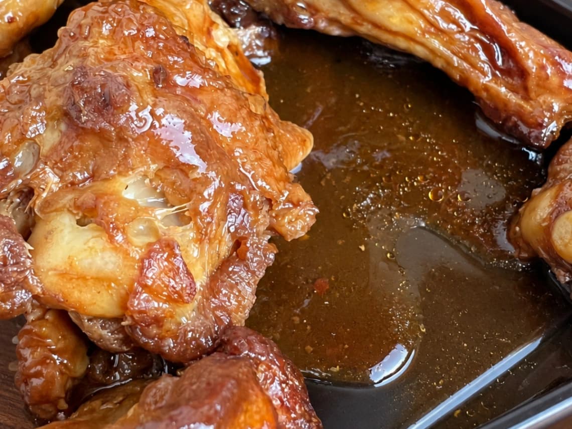 コストコBBQチキンのパック底に残ったBBQソース｜手羽元のタレの量を確認