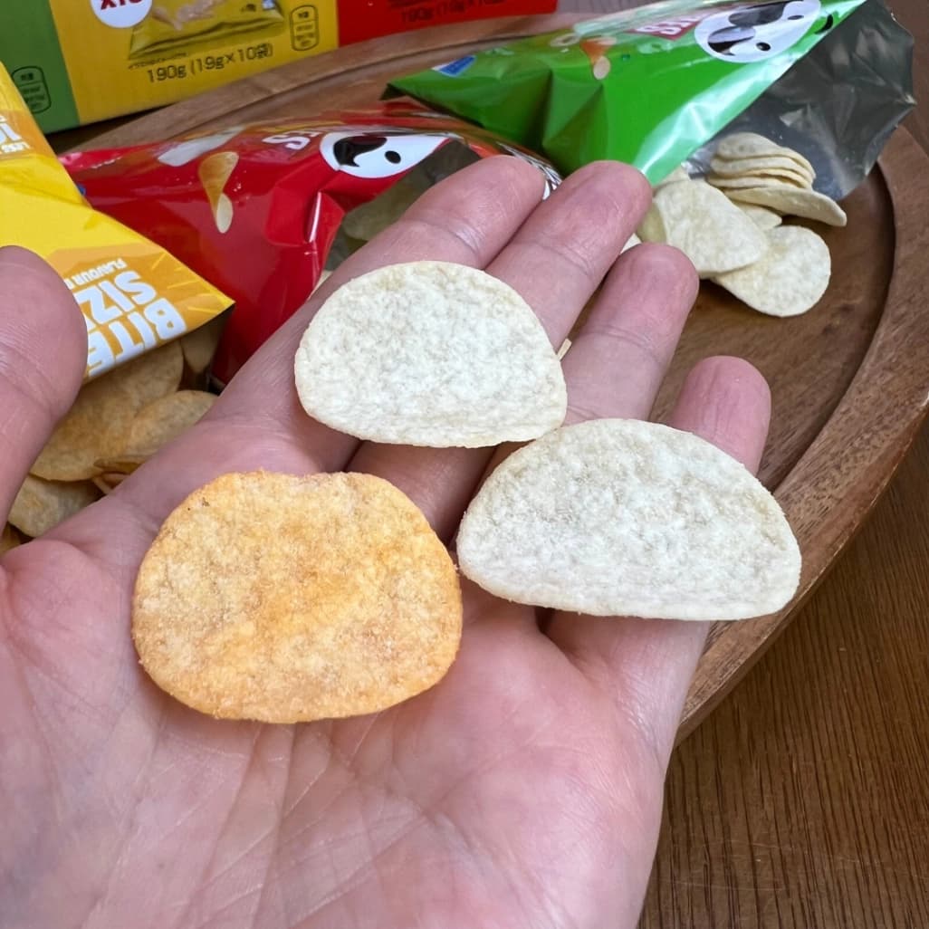手のひらにのせたコストコプリングルズ ミニチップス バラエティミックス