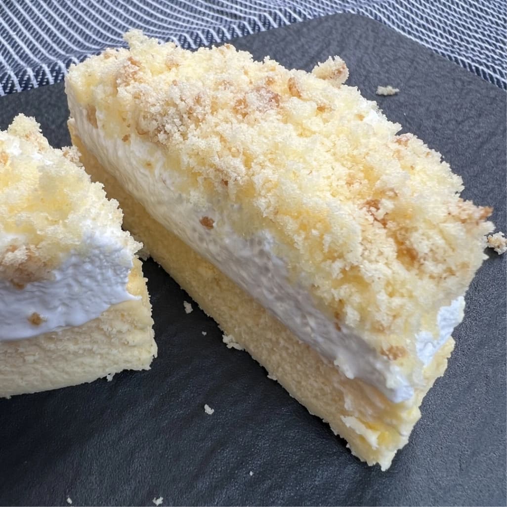 コストコ ダブルチーズケーキの断面写真 ベイクド層とクリーム層の2層構造がわかる画像