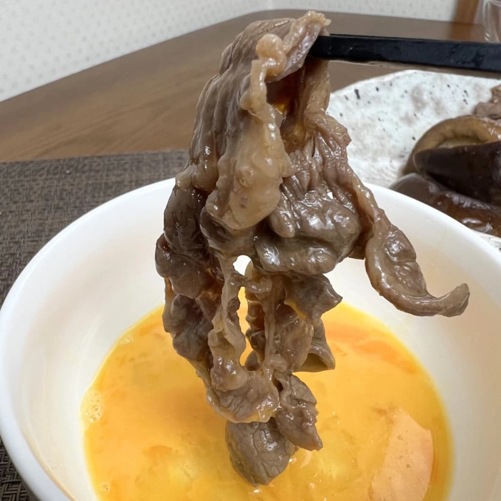 生卵につけたアメリカ産 チルドビーフ プライム 肩ロースすき焼き