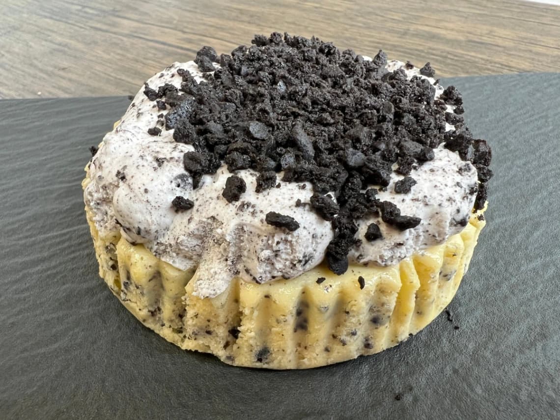 コストコのクッキークリームチーズケーキ・紙カップを外したチーズケーキ生地とクッキークリームの2層構造