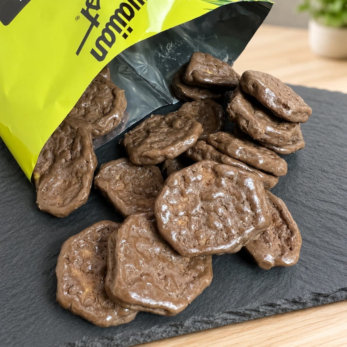 コストコのハワイアンホースト チョコバナナチップスをお皿に出した画像
