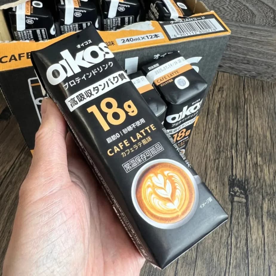 ダノンオイコスプロテインドリンクカフェラテ1本を手に持った画像