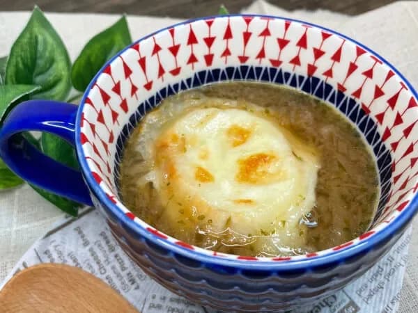 チーズをプラスしたオニオングラタンスープ。こんがりチーズがのったバゲットをマグカップで楽しむ