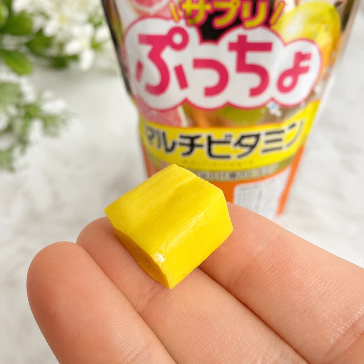 コストコUHA 味覚糖サプリぷっちょマルチビタミンの一粒を手に持ったサイズ感がわかる画像