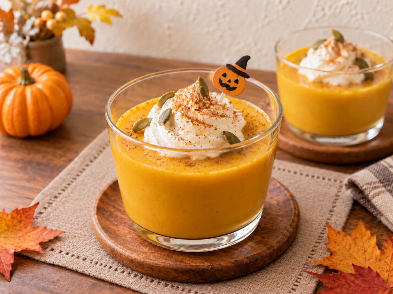 マロンドールかぼちゃで作ったパンプキンプリン。ホイップクリームとハロウィン飾りをのせた秋らしいデザート