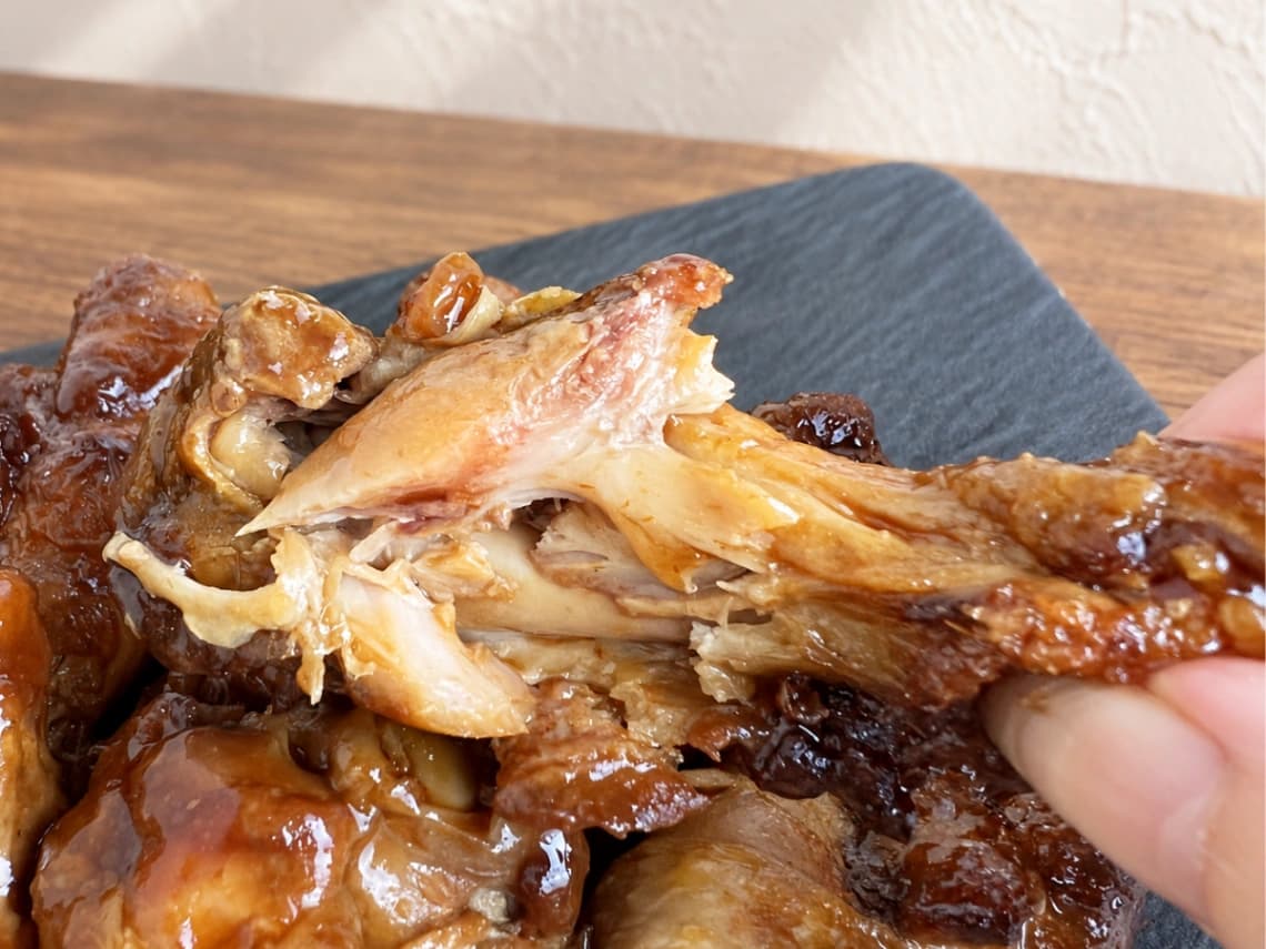 コストコBBQチキンの手羽元をほぐした断面｜やわらかい鶏肉の食感