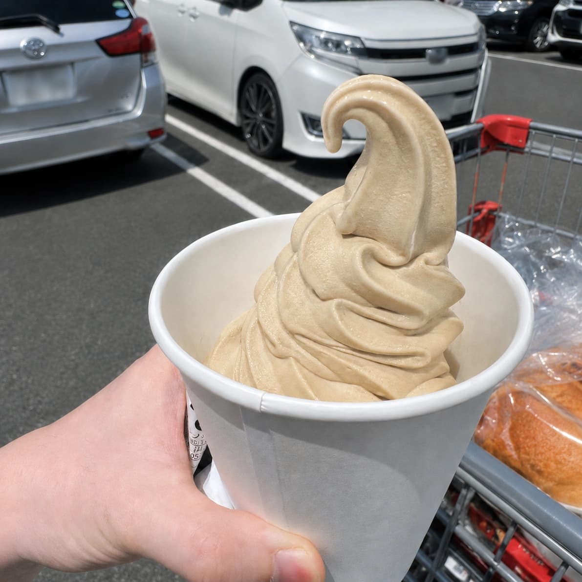 手に持ったコストコフードコートほうじ茶ソフトクリームのカップ