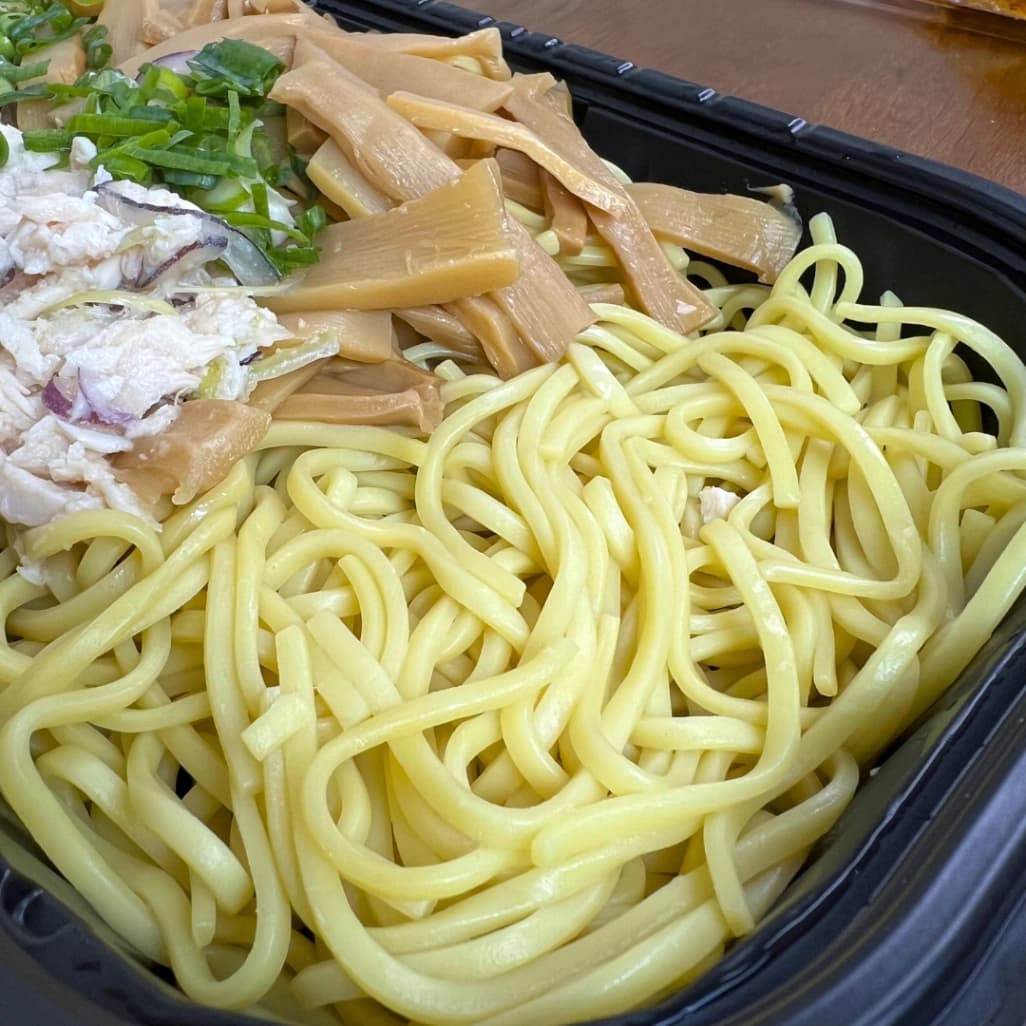 コストコのにんにく鶏まぜそばの太めの中華麺をアップで撮影した食感が伝わる画像