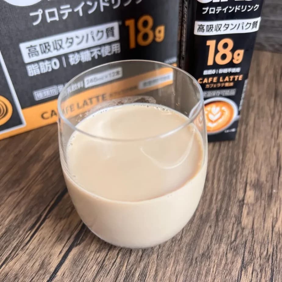 ダノンオイコスプロテインドリンクカフェラテをコップに注いだ画像