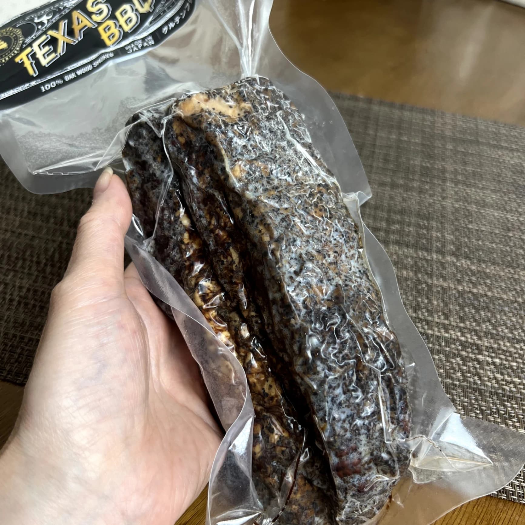 コストコのスモークビーフブロックテキサススタイルを手に持ったサイズ感