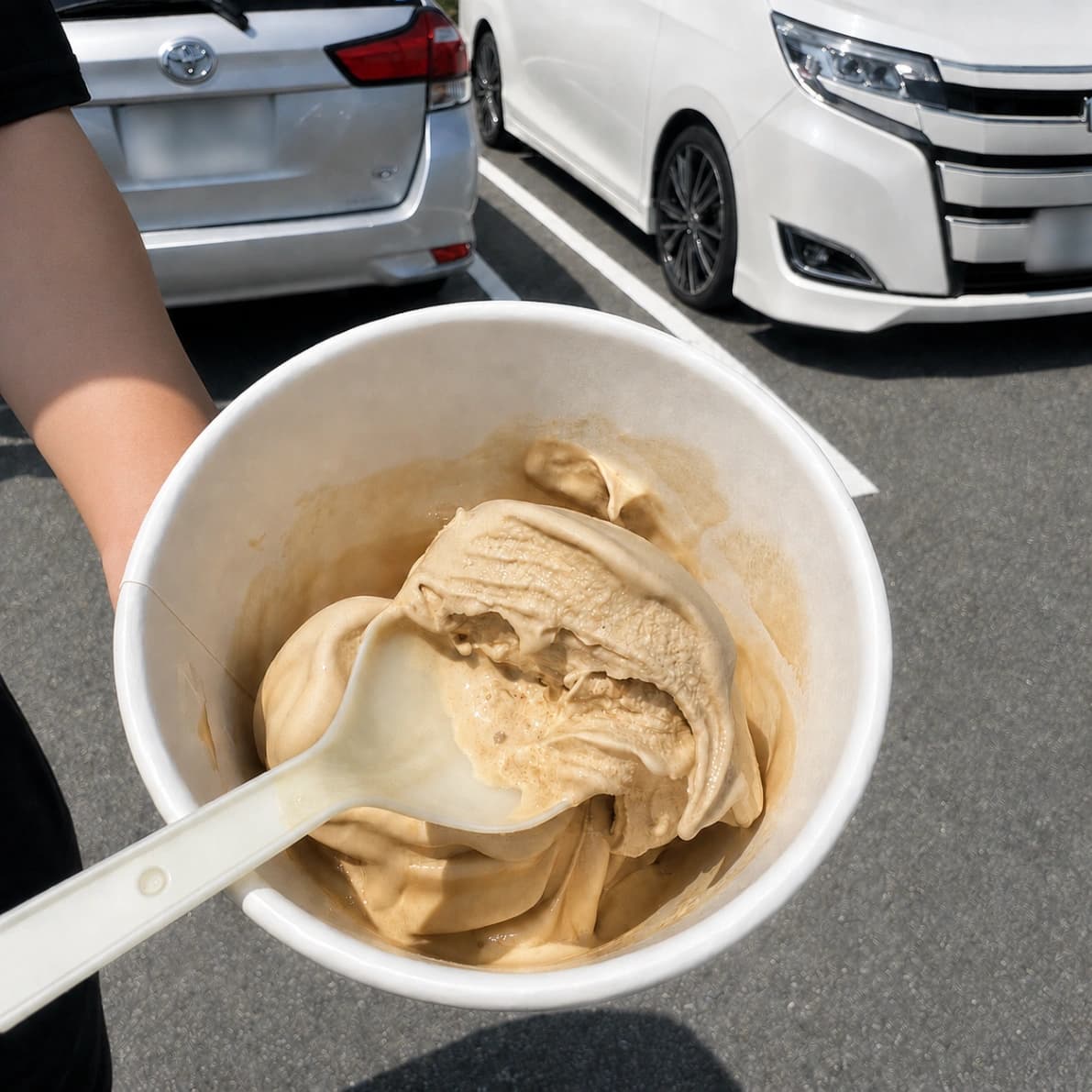 コストコフードコートほうじ茶ソフトクリームの食べかけ画像