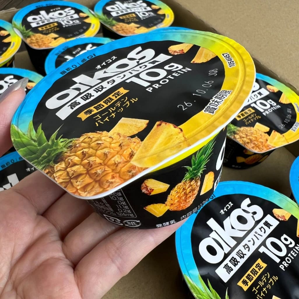 コストコダノンオイコスゴールデンパイナップル一個を手にもったサイズ感がわかる画像