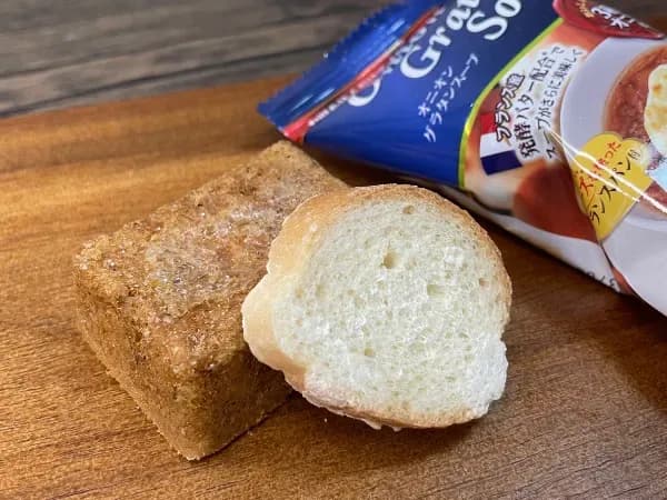 付属のバゲット（クルトン）を開封した様子。パンの断面と個包装スープが見える