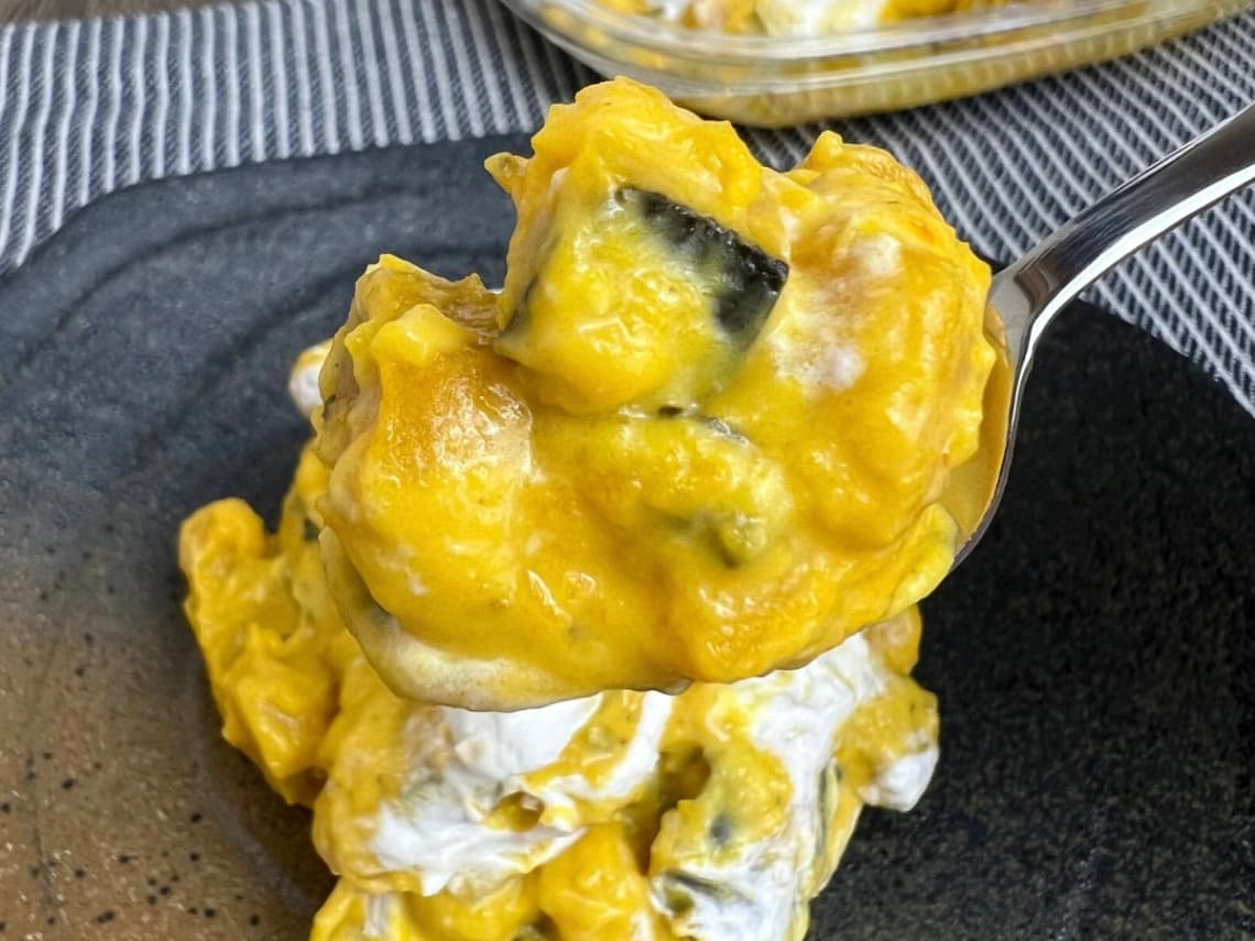 パンプキンデザートサラダをスプーンですくったアップ｜皮付きかぼちゃが入った濃厚なサラダ