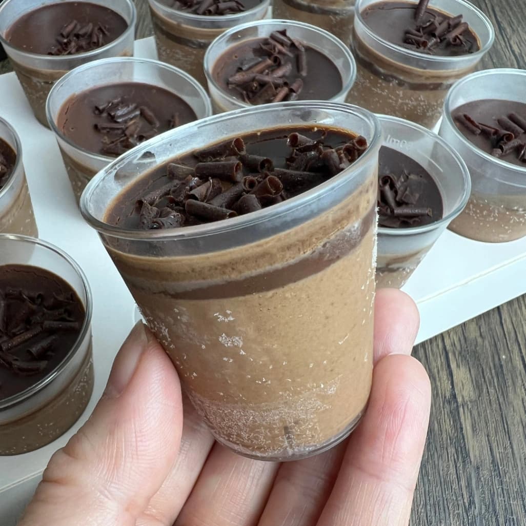 手に持ったコストコベルギーチョコレートムース