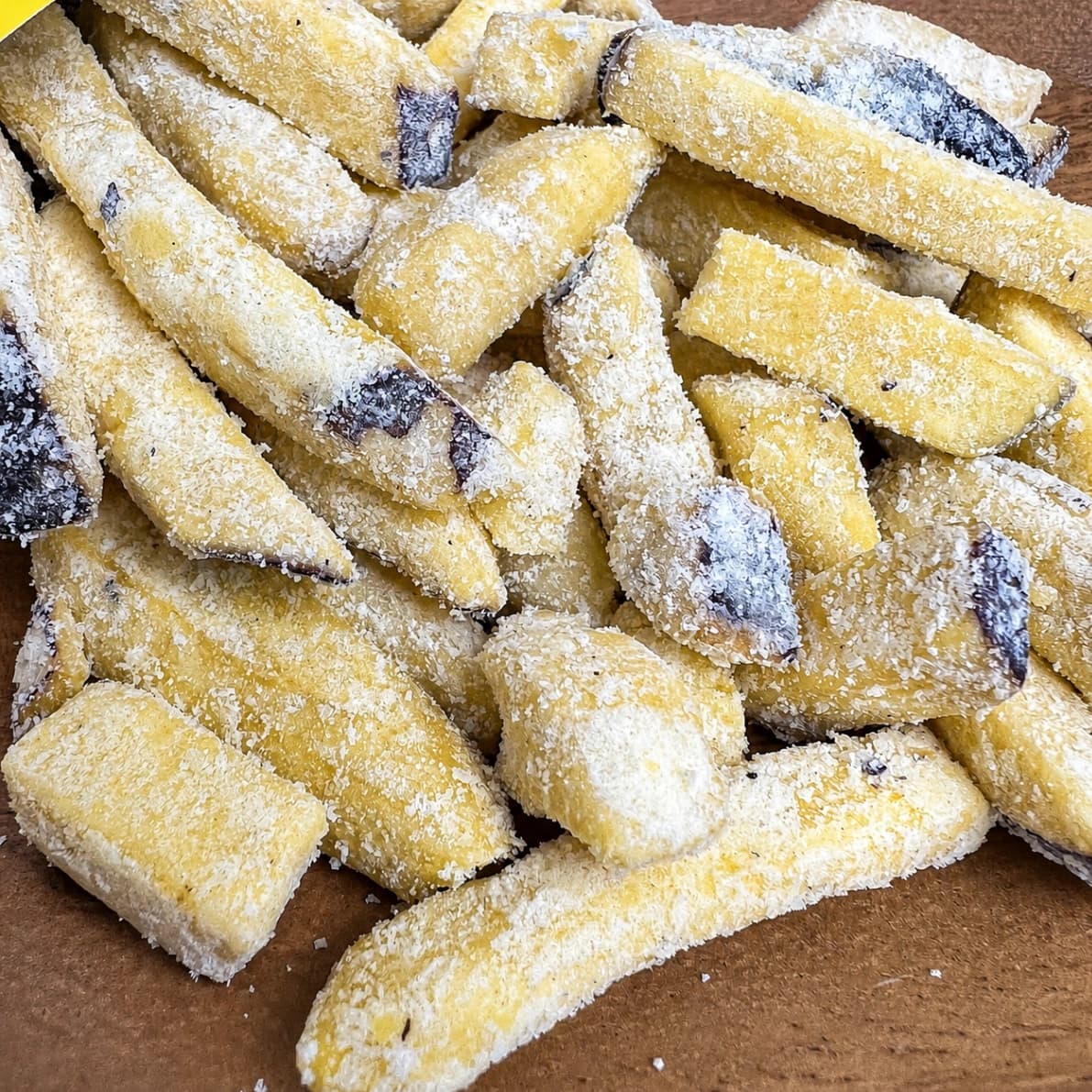 塩バターがたっぷりまぶされたコストコUHA味覚糖 おさつどきっ スティック 塩バター