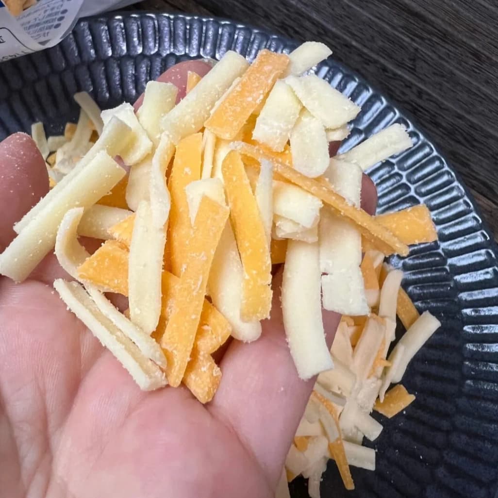 コストコマーブルシュレッドチーズを手のひらに置いた画像