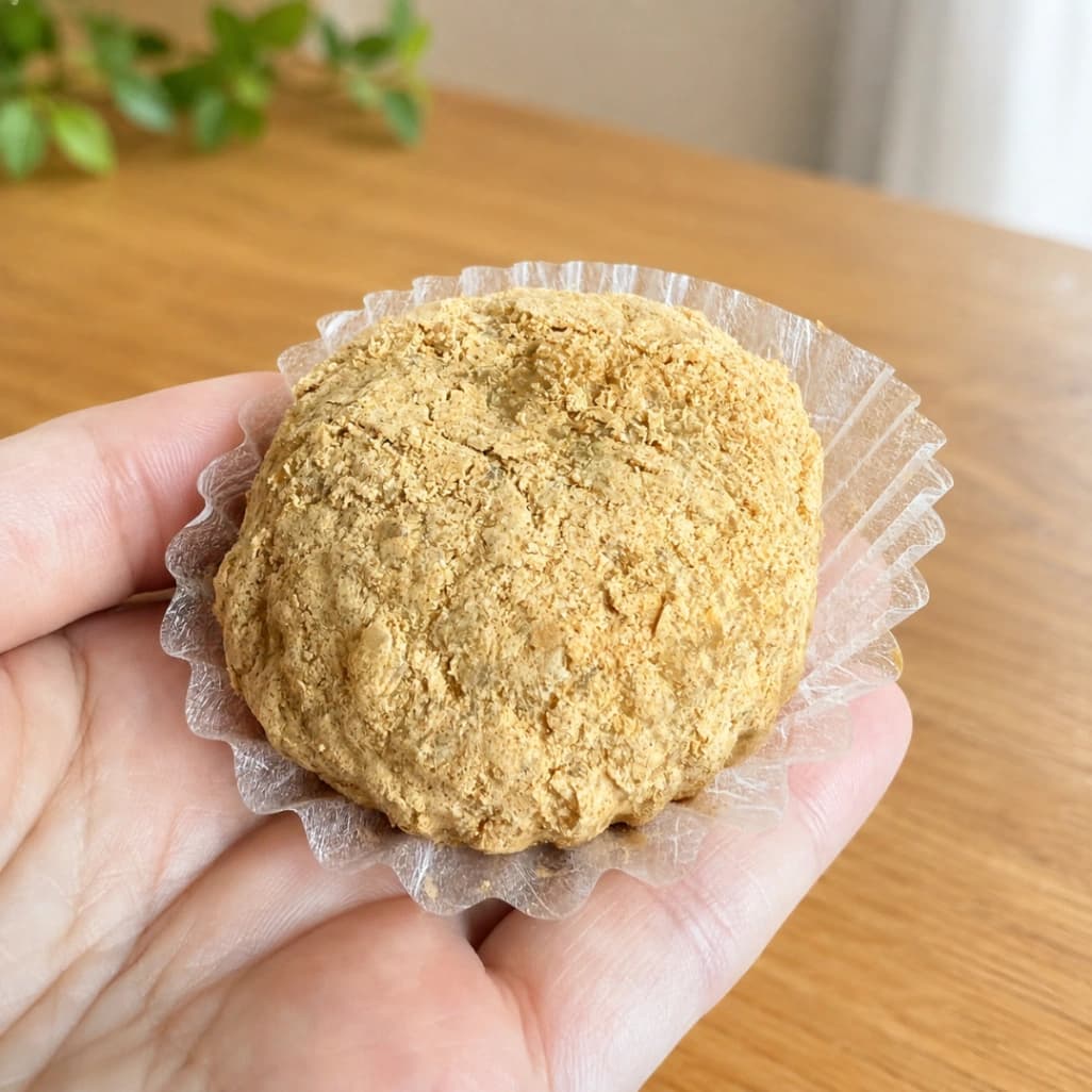 手に持ったコストコおはぎアソートのサイズ感