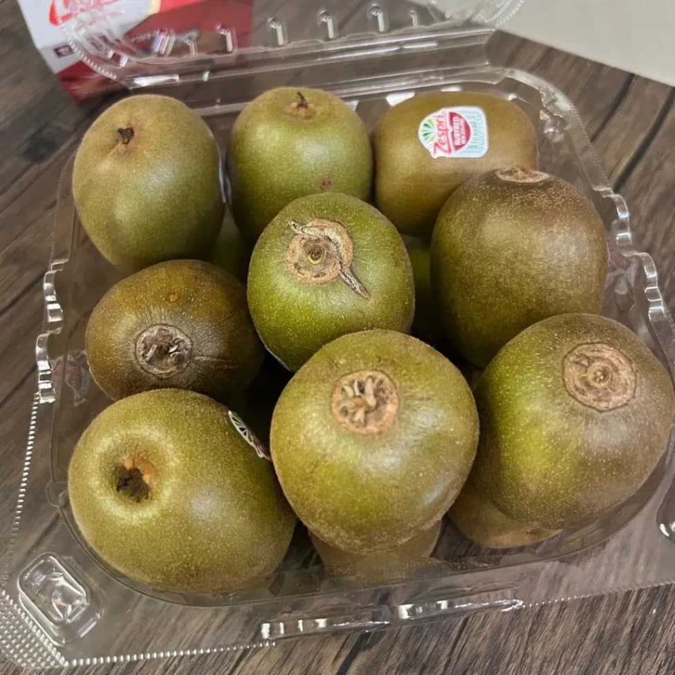 コストコで販売されている「ゼスプリ ルビーレッドキウイ 1.6kg」の中身と果実の様子