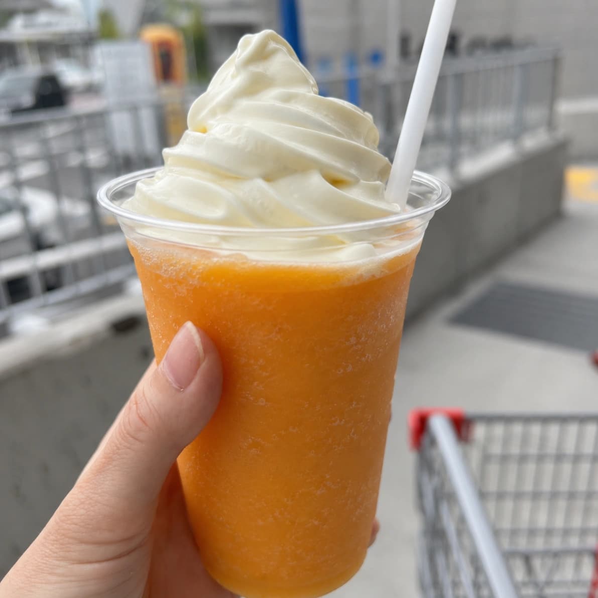 コストコフードコートのカンタロープメロンスムージーに北海道ミルクソフトを合わせたハーフ＆ハーフアレンジ