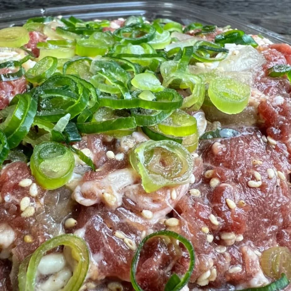コストコのプルコギビーフの具材アップ｜牛肉・青ねぎ・ごま入りの甘辛味付き肉