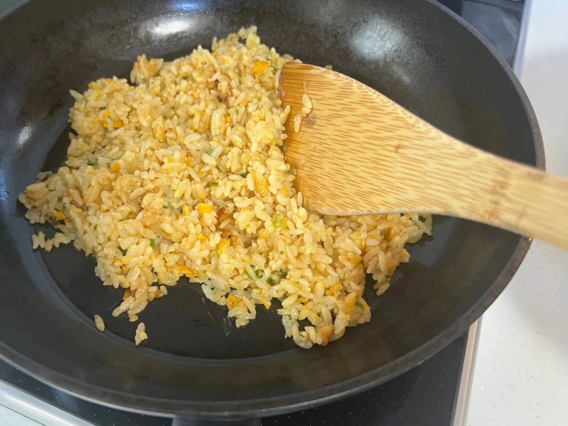 コストコ にんにくエビ炒飯 フライパンで炒め直す様子