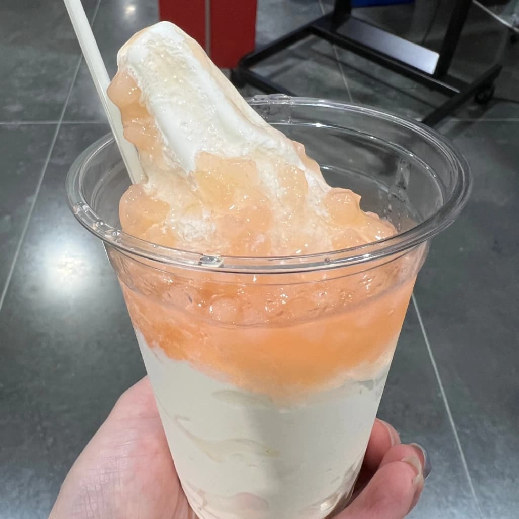 手に持ったコストコフードコートピーチサンデー