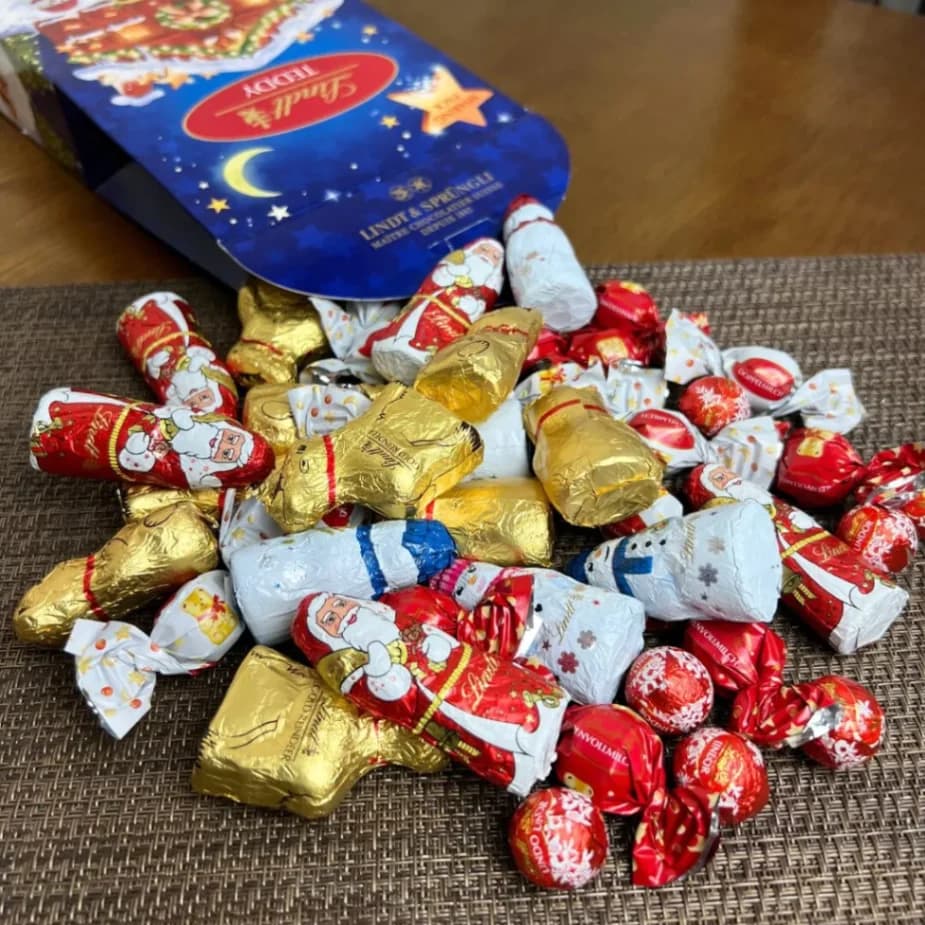 コストコリンツ ホリデーパックの中からチョコレートを出した画像
