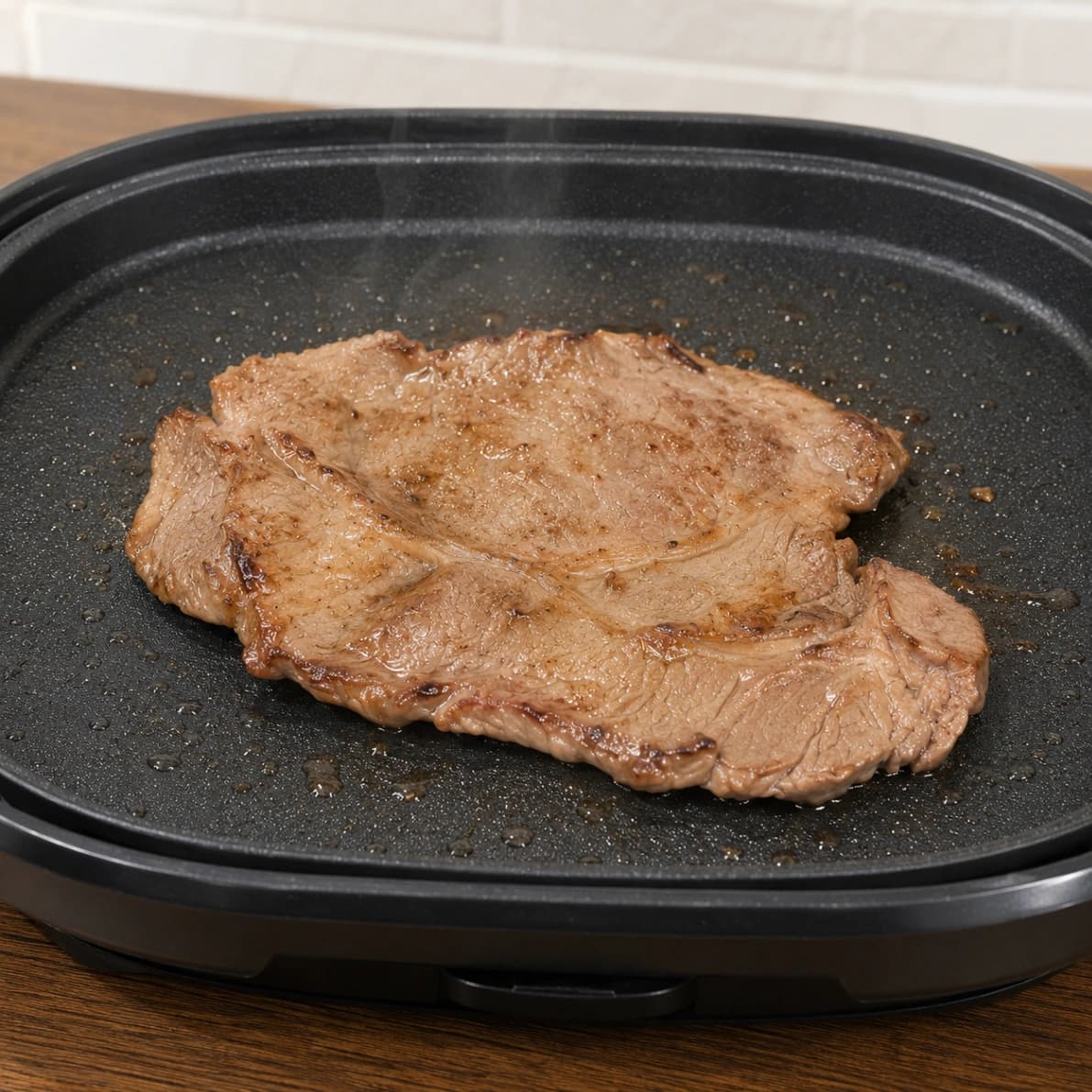 ホットプレートで調理中のアメリカ産 チルドビーフ プライム 肩ロース 焼肉