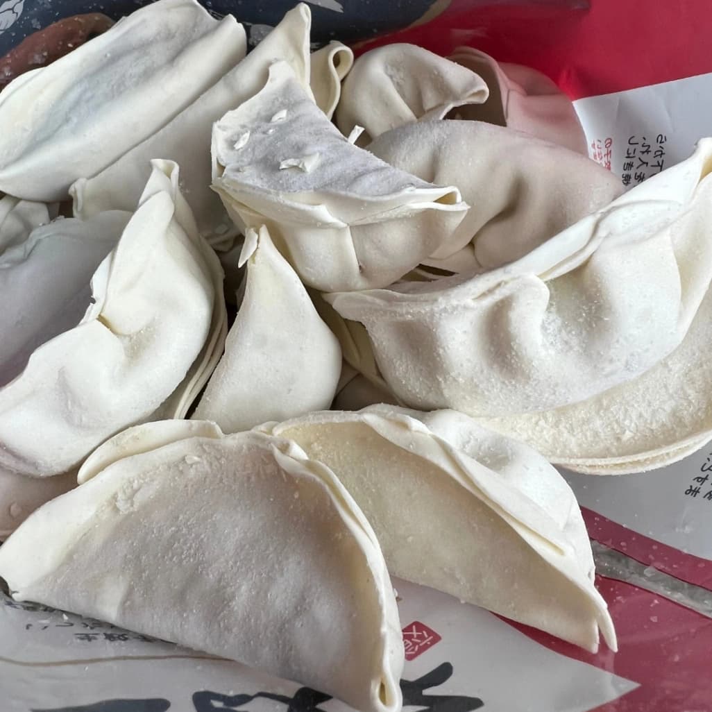 コストコの餃子計画 生餃子を袋から出した冷凍状態