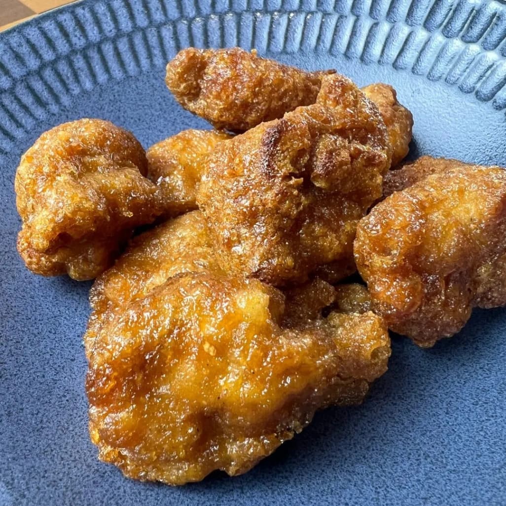 温めた後お皿に盛り付けたコストコbibigoクランチーグレイズドチキン