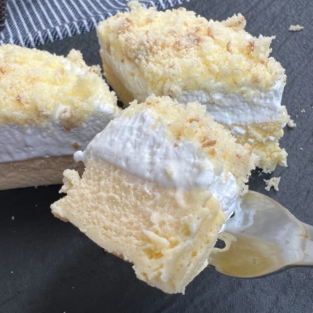 コストコ ダブルチーズケーキをひと口サイズですくい食感と断面がわかる実食写真