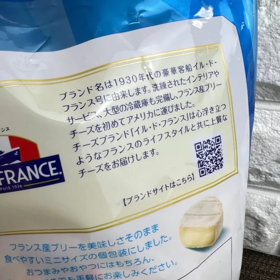コストコで買えるイル・ド・フランス ミニブリーの裏面説明文とQRコード