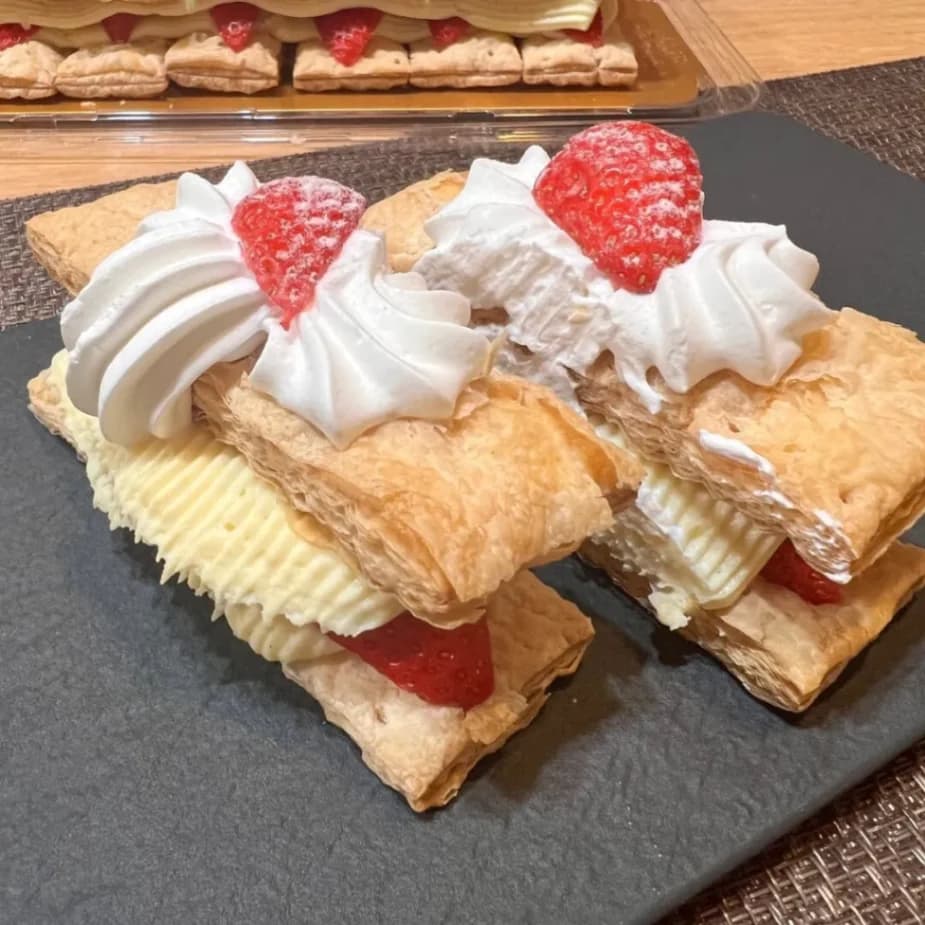 コストコいちごのミルフィーユをお皿に盛り付けた画像