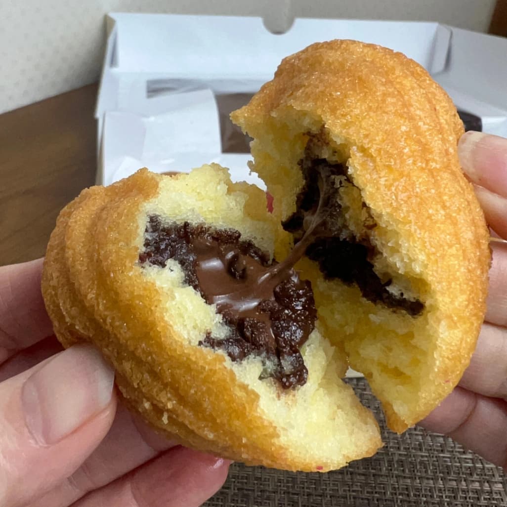 コストコハートマドレーヌアソートのヘーゼルナッツクリーム断面。濃厚チョコ入り