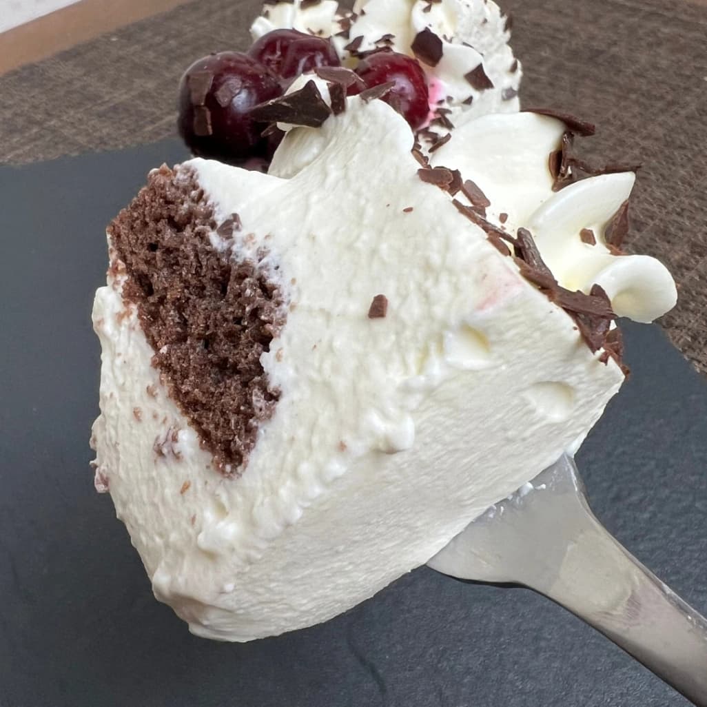 コストコブラックフォレストケーキの分厚いクリームの層