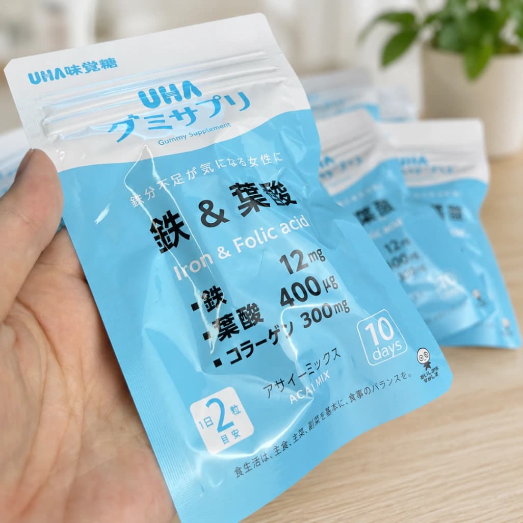 UHA味覚糖グミサプリ鉄＆葉酸の個包装パックを手に持ち、1日2粒目安の表示が見える画像