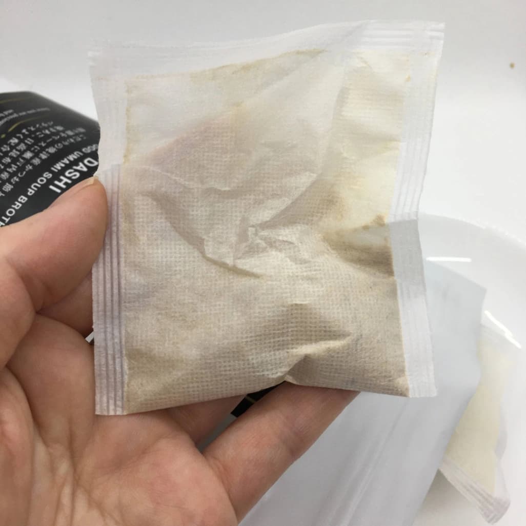 久世福商店 風味豊かな万能だしの個包装パックの大きさがわかる写真