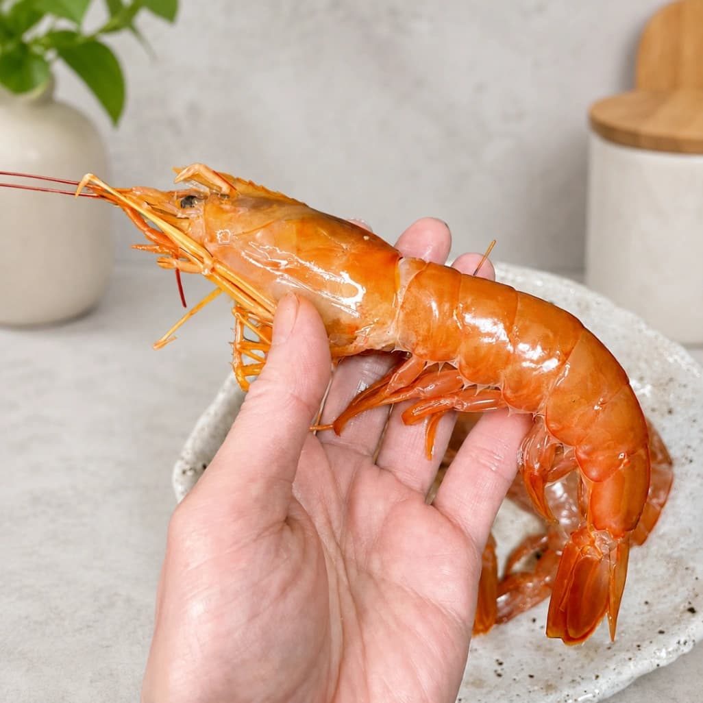 サイズ感がわかる手に持ったコストコの刺身用天然赤海老