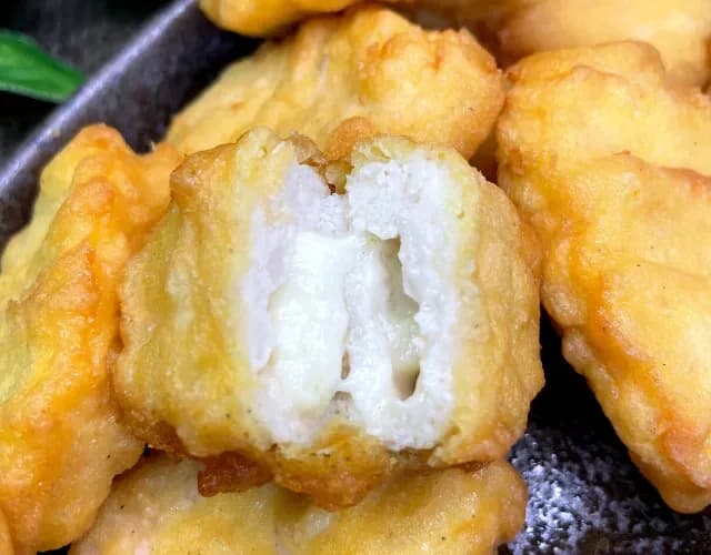 コストコの伊藤ハム キリクリームチーズ入りナゲットの断面とチーズの中身